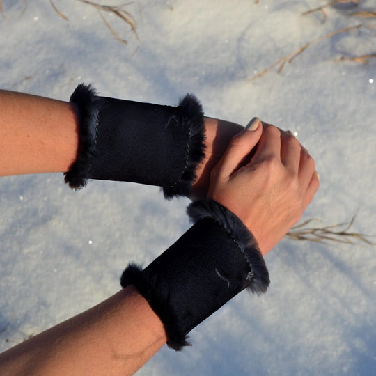 Aurora Heat black wrist warmers for cold